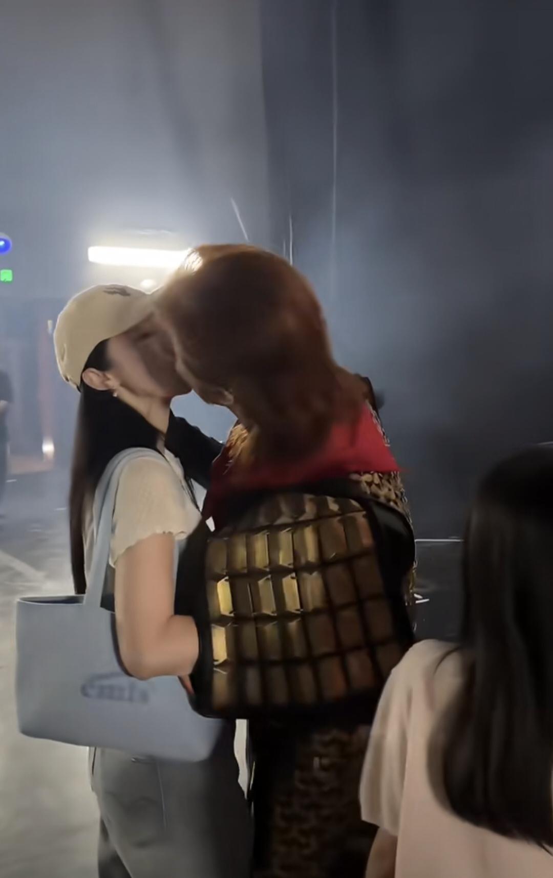董璇与张维伊是生理性喜欢，
一见面就亲！
董璇带小酒窝去看张维伊的话剧《大话西游