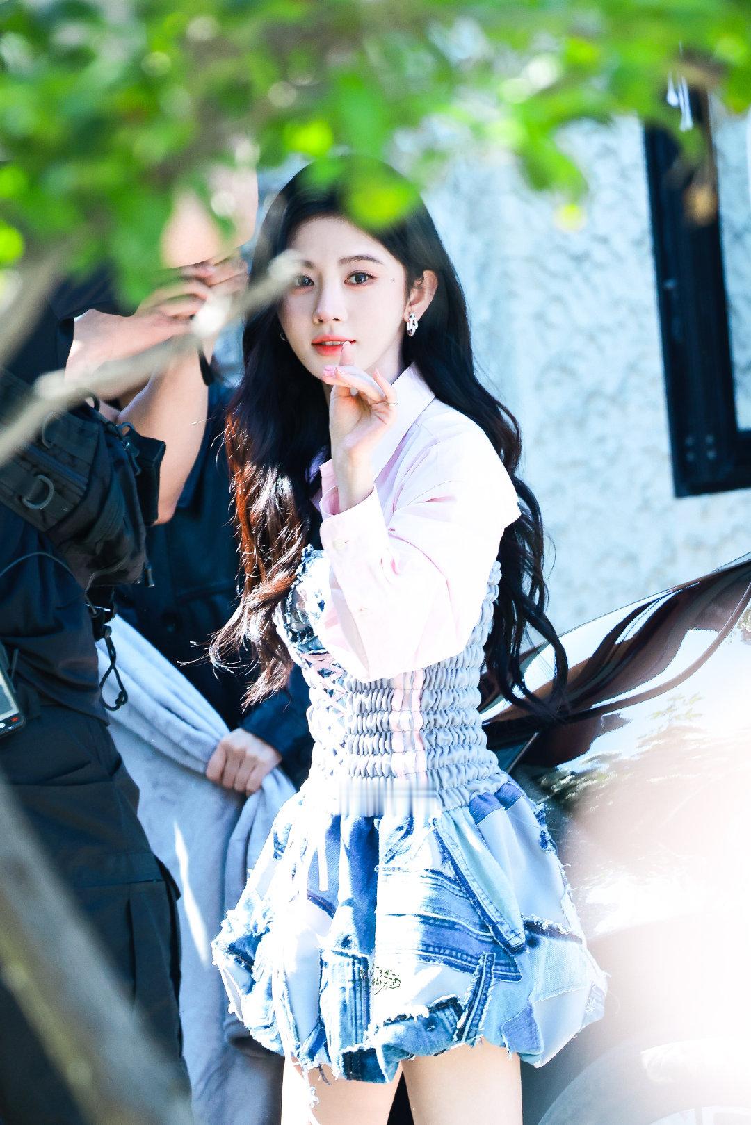 jjy鞠婧祎来战 jjy鞠婧祎阿黛 “玫瑰之所以是玫瑰，是风与光的眷顾，更是视线