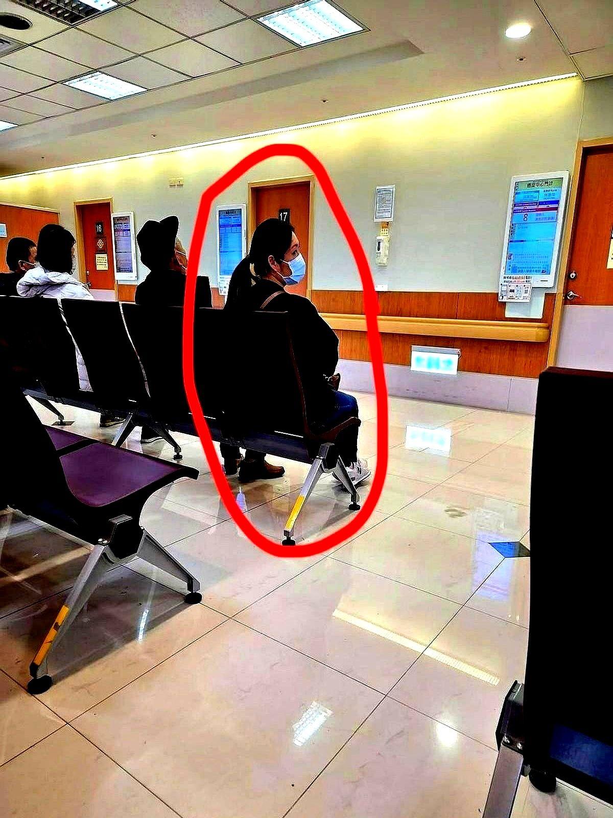 就因为台媒拍到郭碧婷素衣陪父亲去排队，

就因为向佐没在身边，大家就开始翻找旧账