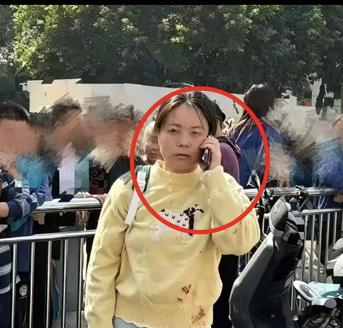 面相果然是有点说法的，太准了！

你看用U型锁打人的这个黄衣女子，一看就是又苦又