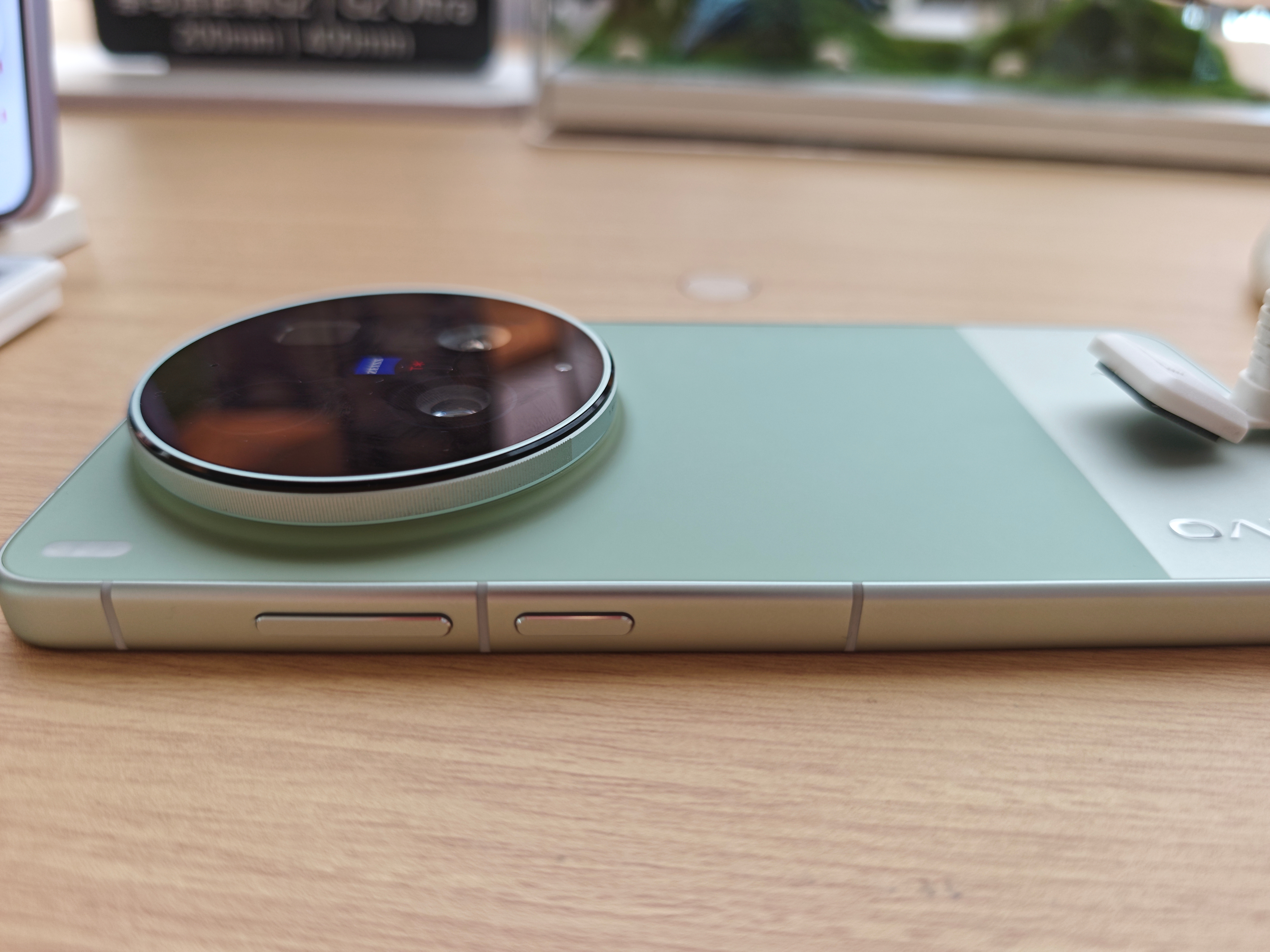 去线下店里看了一下，还在发布会中所以x300u暂时不能用相机等东西，增距镜也很大