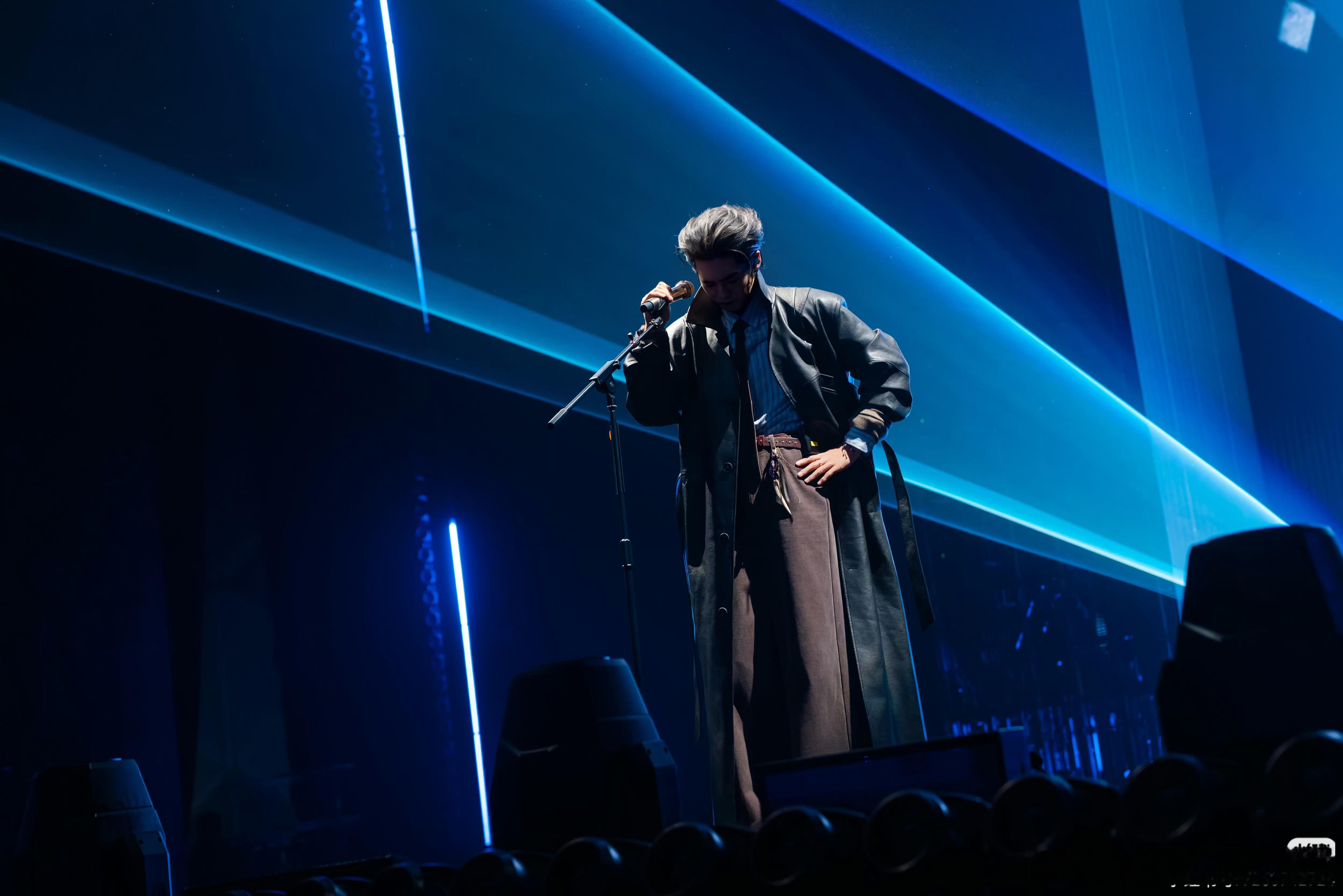 于适的歌写的是自己的来时路 创作是另一种演技。他用音符勾勒出曾走过的漫漫长夜与骤