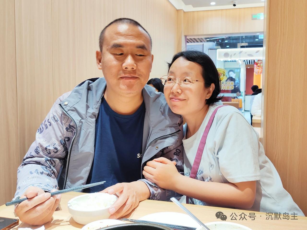 只要天上不下刀子，就得带孩子出去吃饭

这两周女儿都很乖，
没作妖，没找事，没请