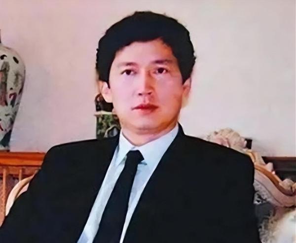 1989 年，40 岁李春平娶了 78 岁好莱坞影星，继承 70 亿遗产，后来女