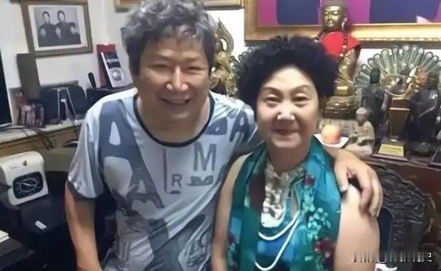 “她比我大40岁！晚上睡在我旁边的时候，我浑身都起鸡皮疙瘩。”1933年，这个继