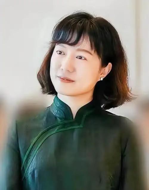 所有人都在等她“闹分家笑话”。
结果人家转头就搬进了清华教授公寓，这事儿搁谁都得