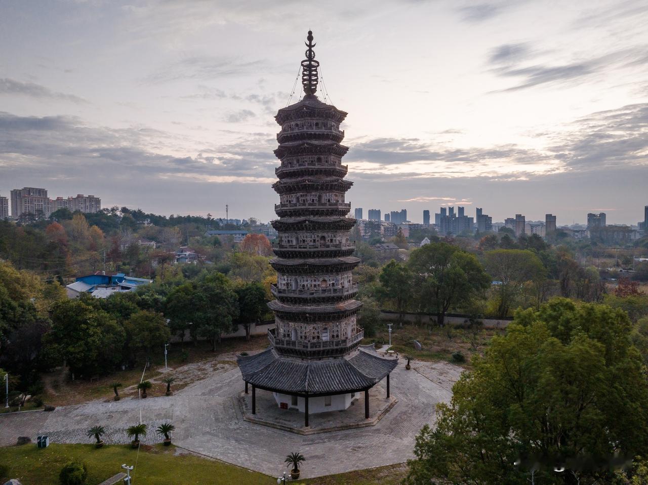 皖光苑里的千年古塔｜太平塔
 
在皖光苑撞见了安徽现存最早的古塔之一——太平塔，