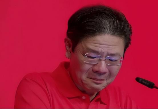 新加坡总理黄循财在集会上罕见落泪，因为靠收“过路费”躺赢的日子彻底结束了！一边是
