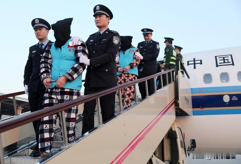 安徽六安警方破获一起诈骗案，嫌疑人住所墙面贴满两个儿子的奖状，与父亲的违法行为形