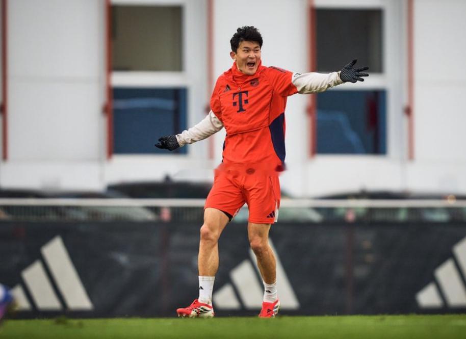 《慕尼黑日报》消息，土超球队加拉塔萨雷、贝西克塔斯均对金玟哉有意，但目前球员在拜