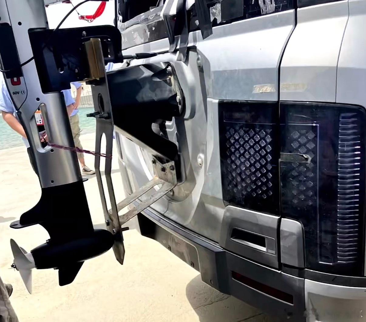 当年的仰望U8也测试过螺旋桨版本的浮水，也就是和捷途纵横G700航行版同样的原理