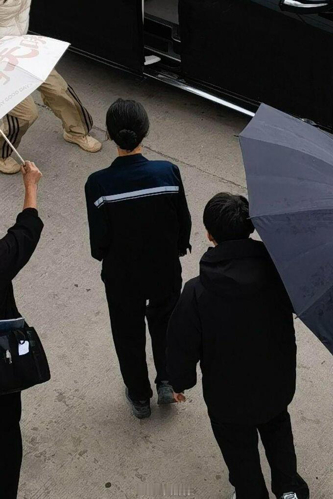 杨紫白菊盘发背影路透杨紫白菊双手插兜白菊警官双手插兜走路的样子又酷又飒，光看背影