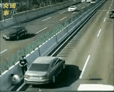 这就是命里有这么一劫，高速公路上，白色车辆正巧坏在了快车道上，男子就拿个三脚警告