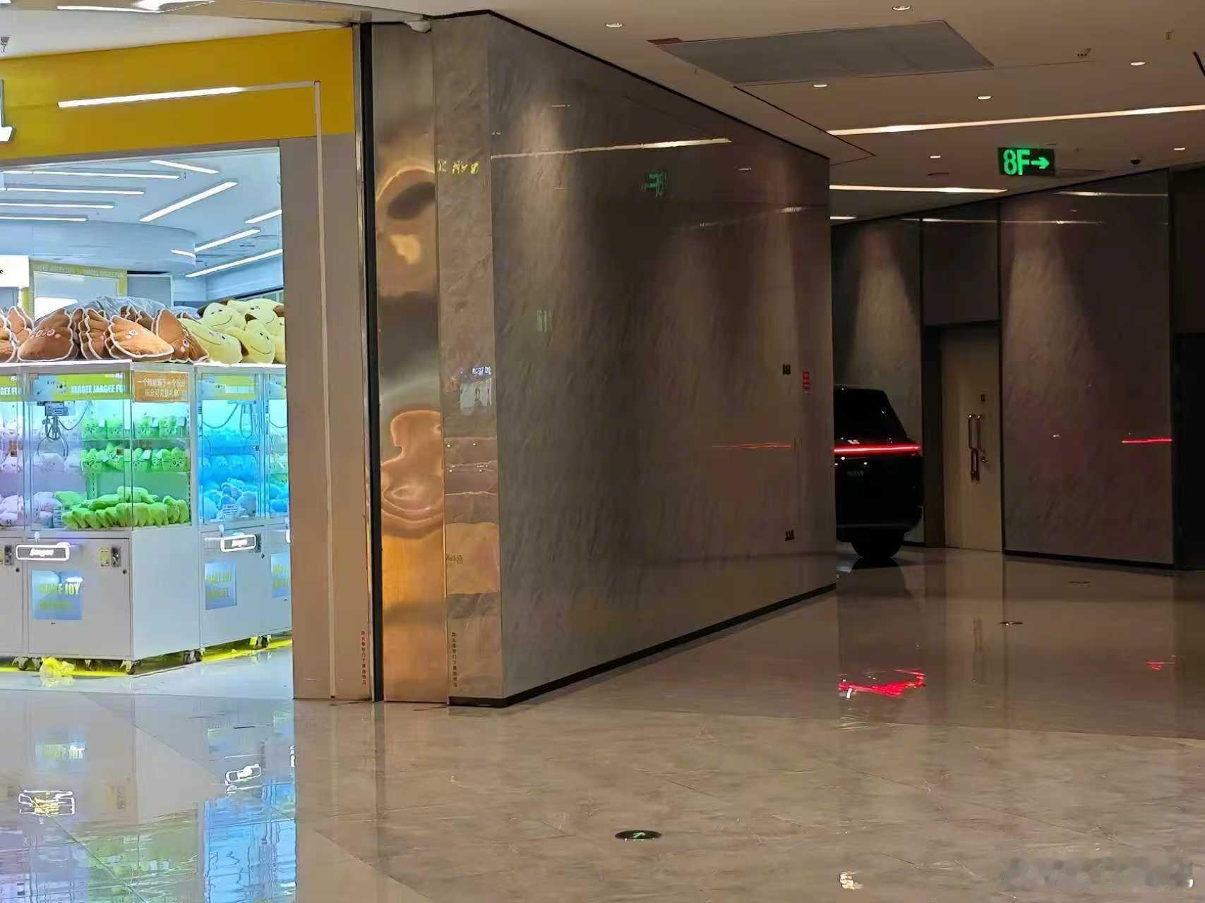 到底是怎么停进去的车也要上厕所是吧 