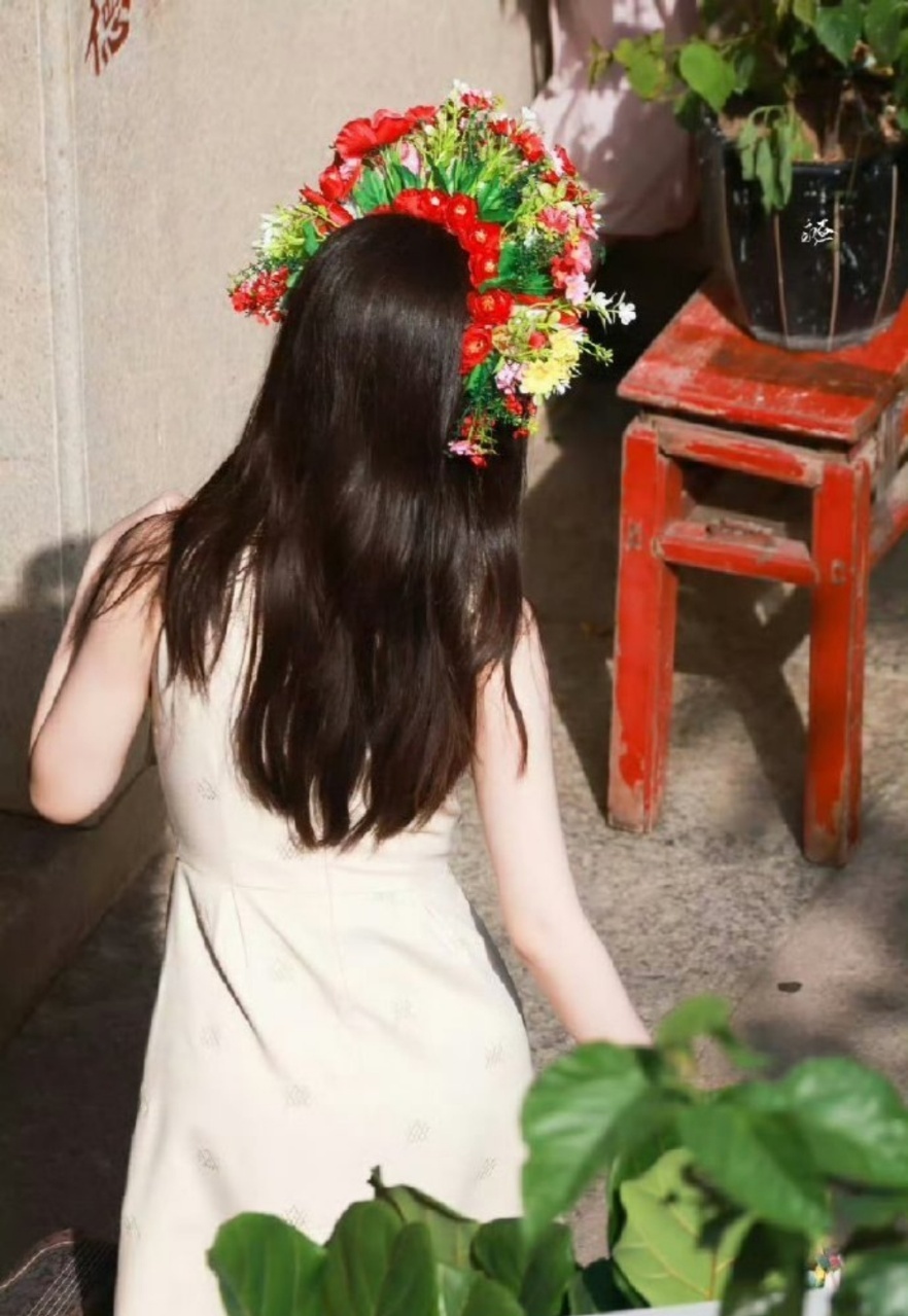 娱乐[超话]虞书欣林晚星长发簪花造型虞书欣林晚星长发簪花路透虞书欣林晚星长发簪花