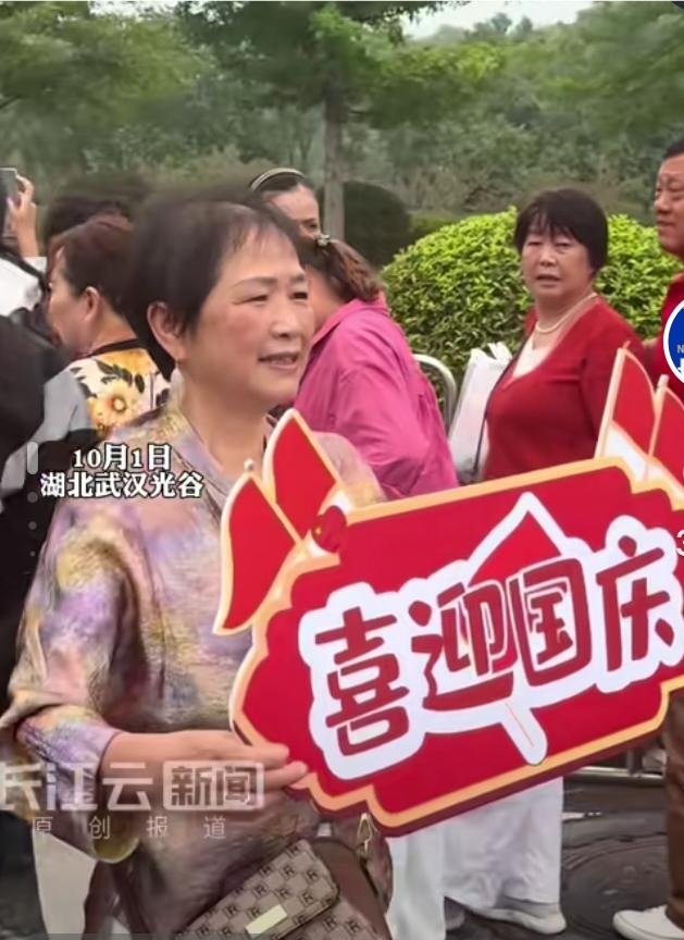 国庆湖北花车大巡游

金秋十月，迎来了祖国的又一个盛大节日——国庆节。这个特殊的