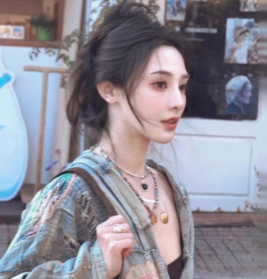 有一说一，我很吃彭小苒的侧颜，五官太立体啦 