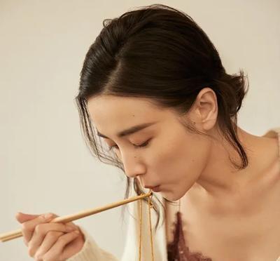 一次拍摄，张嘉译兴奋地对宋佳说：“咱俩又合作了。”宋佳嘴一撇，直截了当地回复：“