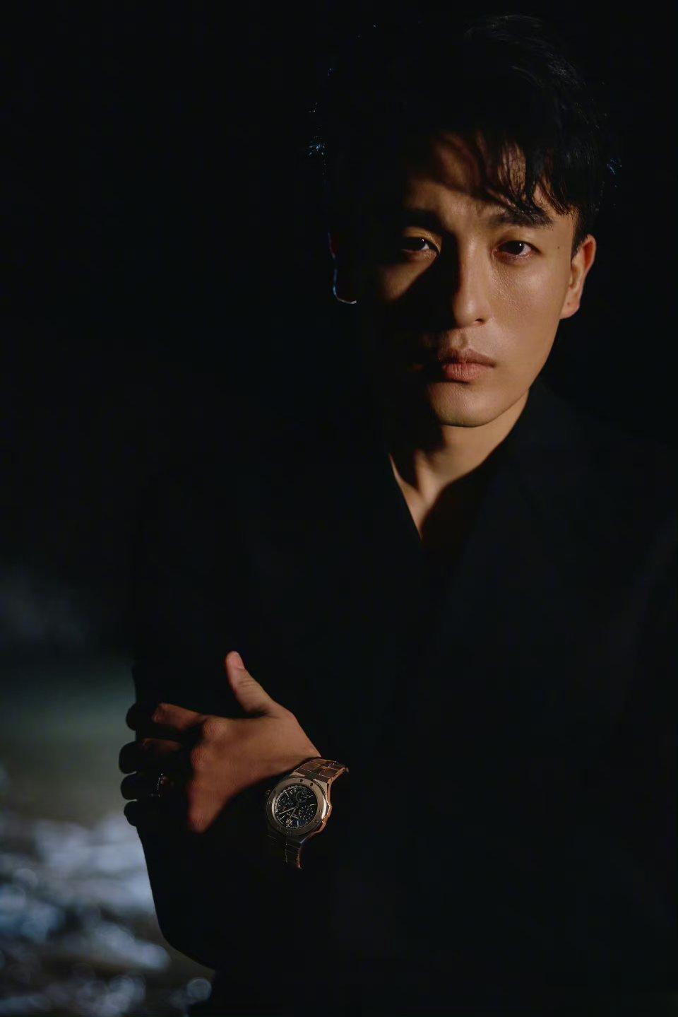 #孙艺洲暗夜海滨大片#孙艺洲完美的身材就应该穿这种深v黑西装来展现，真的是魅惑力