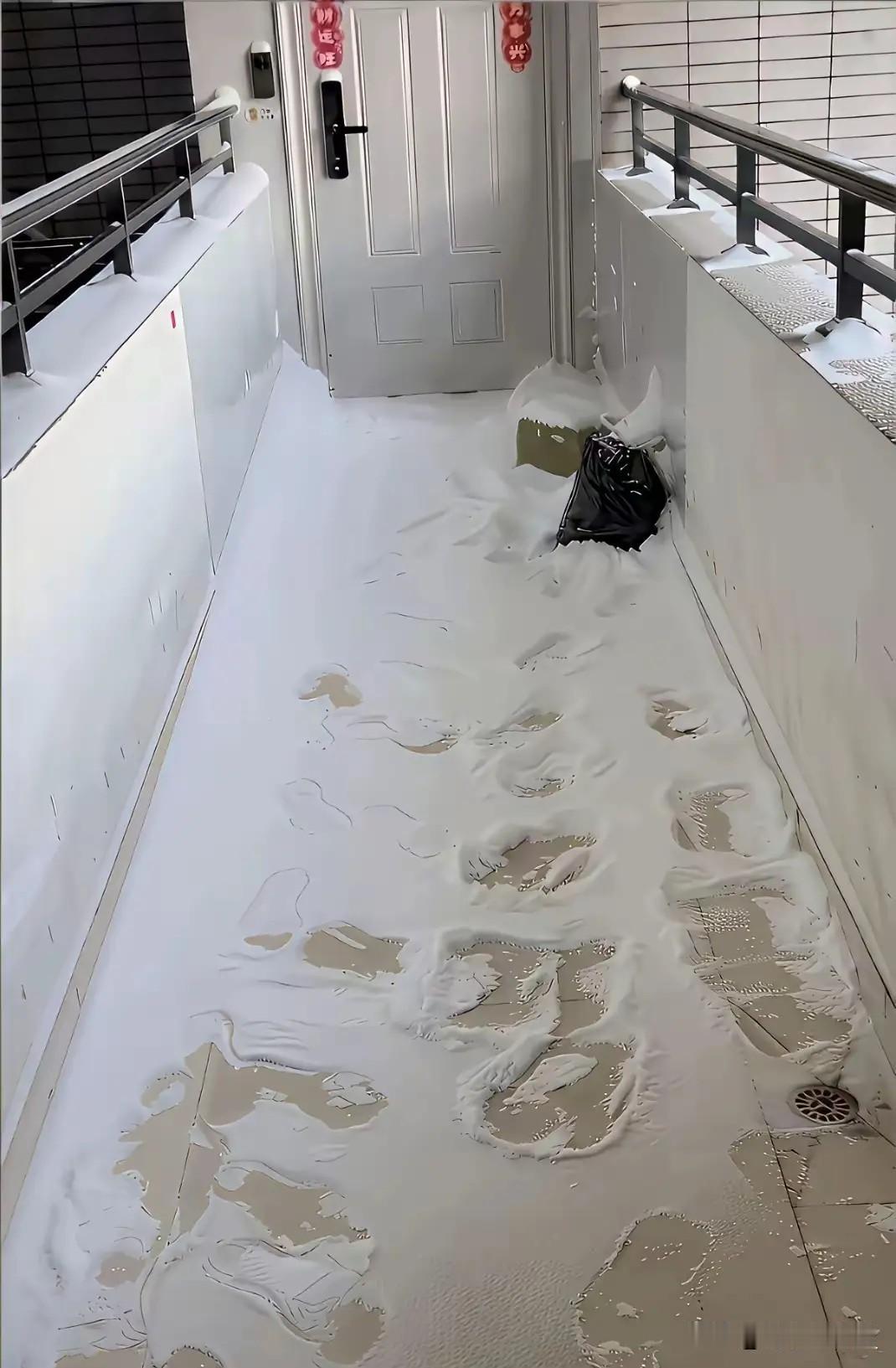 真的不明白！开发商为什么要设计一个连廊！这样的设计，下雨下雪对出行都不方便，容易