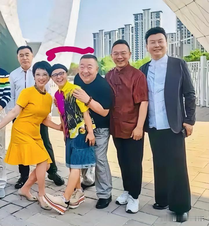 左边的是张宏民，右边的是郎永淳和张泽群，中间的三位是谁？特别是两位女生很面熟的感