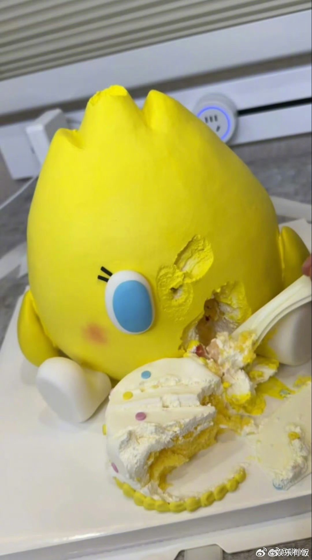 檀健次直播给粉丝庆生 檀健次切蛋糕为粉丝庆生 