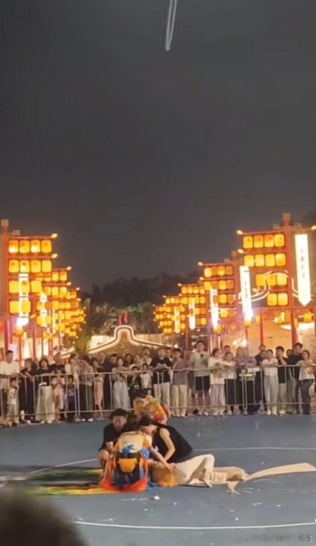 没有任何额外安全措施，小姐姐在表演的时候毫无征兆的从4/5米高空坠落不说取消这种