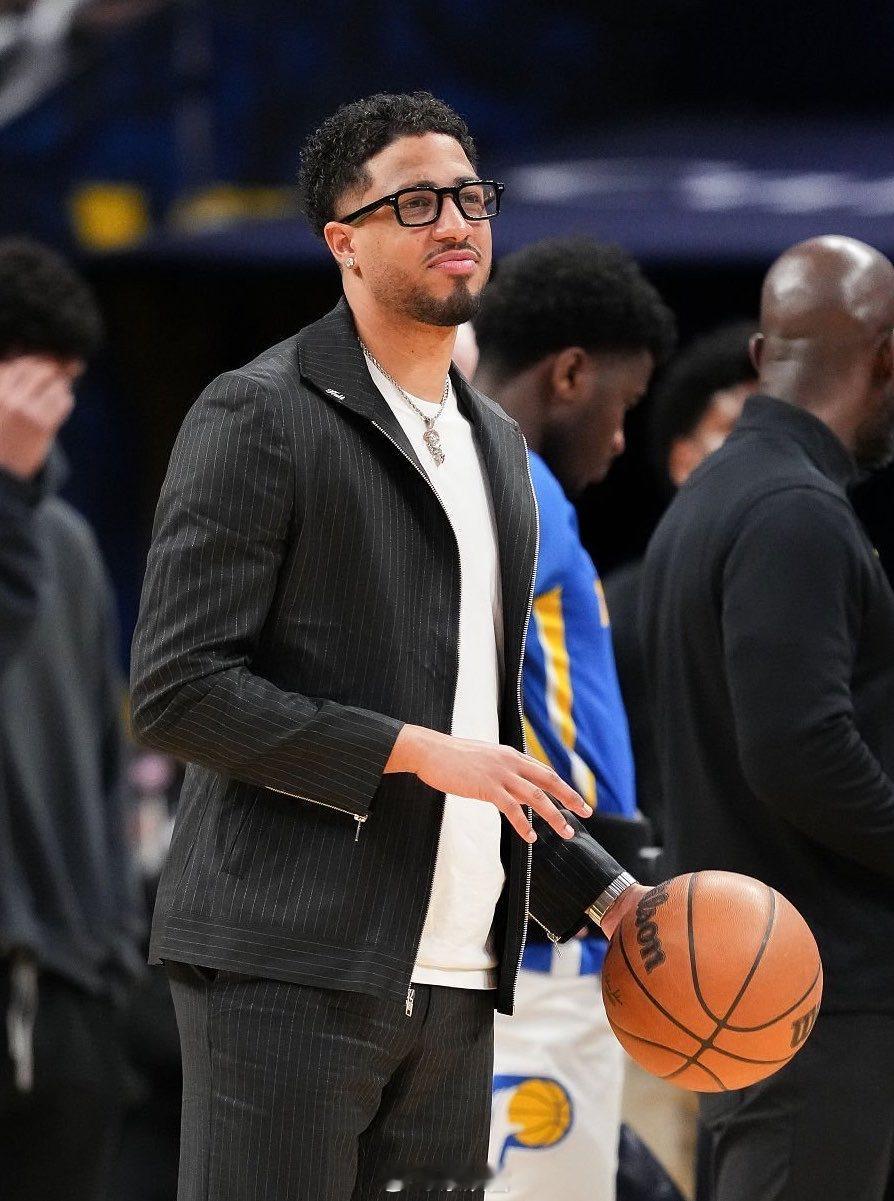 哈里伯顿的体重明显增加，啤酒肚都有了，他说是由于在与带状疱疹作斗争期间服用的药物