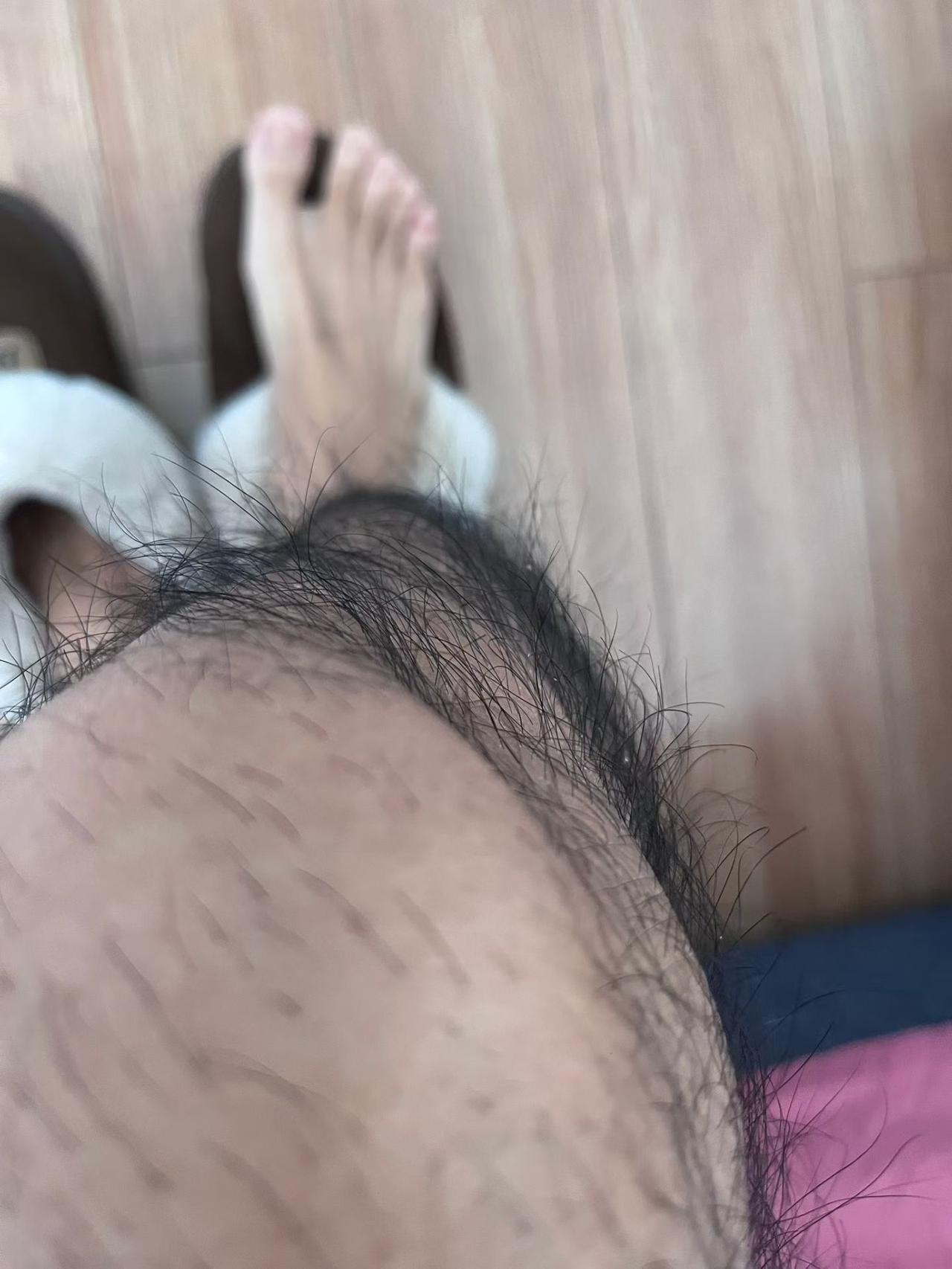 你们俩个小家伙把床位占完了，我怎么睡觉啊，你们不能占一边睡一起吗？给你们的主人我