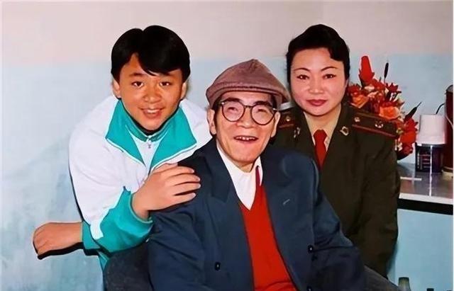 1980年，47岁的著名数学家陈景润迎娶29岁女军医，婚后生下儿子陈由伟。如今，