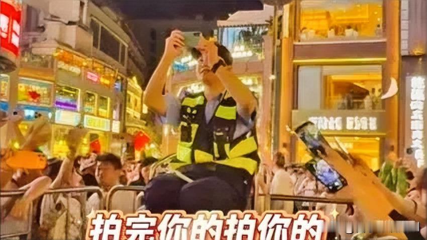 不少游客来天津打卡世纪钟，都在机位上犯了难，没想到值守民警直接化身“代拍小哥”解