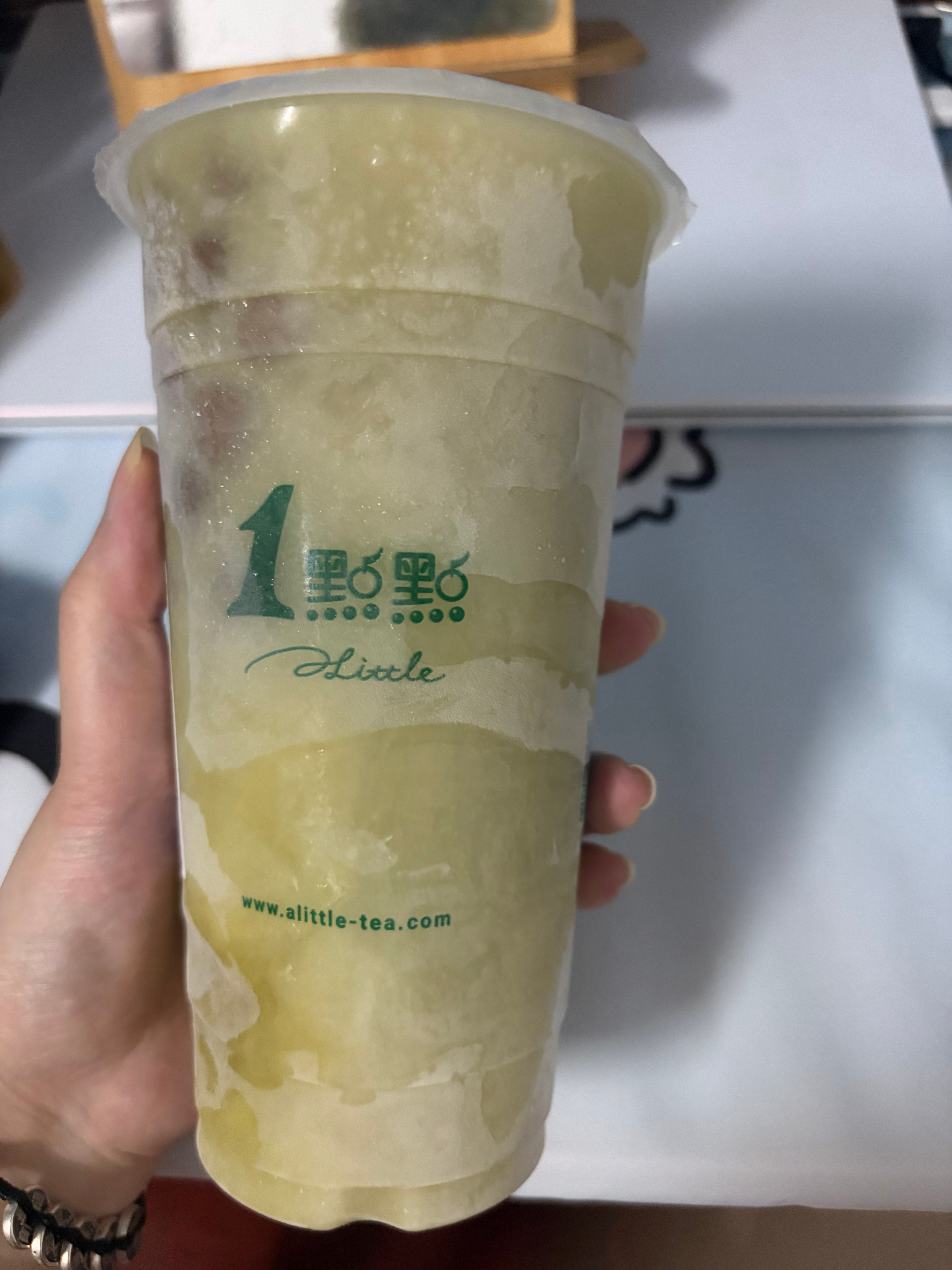 上午出门前说把奶茶放进冰箱说冰一会儿就拿出来喝，我就放冷冻了觉得这样冰的快，结果