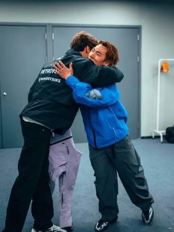 苏翊鸣经常教拉塞尔滑雪 苏翊鸣和拉塞尔的跨界互动真的太有看点了！一个滑雪天才，一