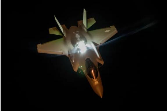 图文：美战争部证实1架美空军F-35A在伊朗上空执行作战任务时迫降空军基地 飞行
