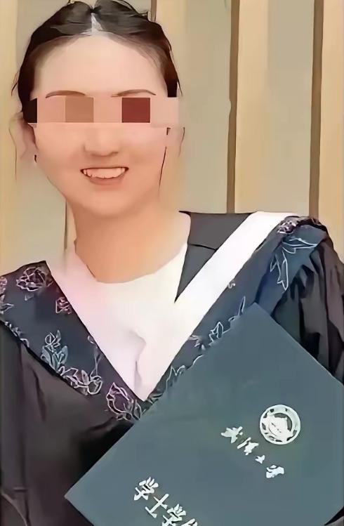 考公还没考，

人先“上岸”了，

法院判了诬告还发帖玩梗，政审真能过？

这事