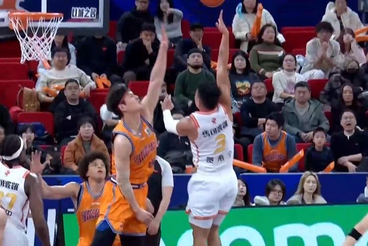 贺希宁半场拿23分，深圳两个小外援身体受限，打得不是很坚决


贺希宁还有性格，