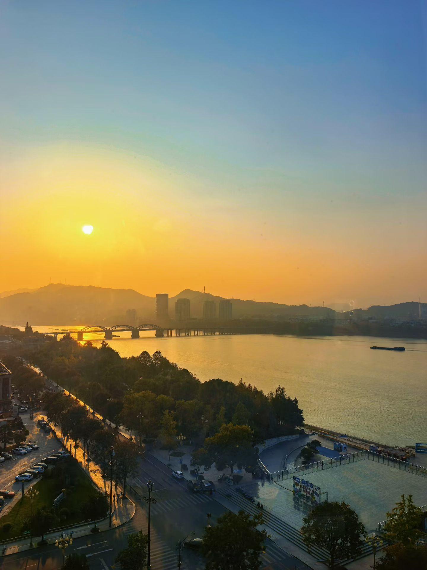 今天周五了明天休息吗？一会给互动榜的老铁安排个🧧