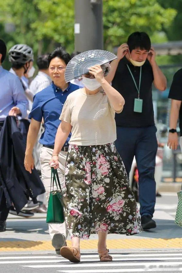 韩国罕见高温致19死 韩国遭史无前例极端高温，最高温破纪录达42.5℃，已致19