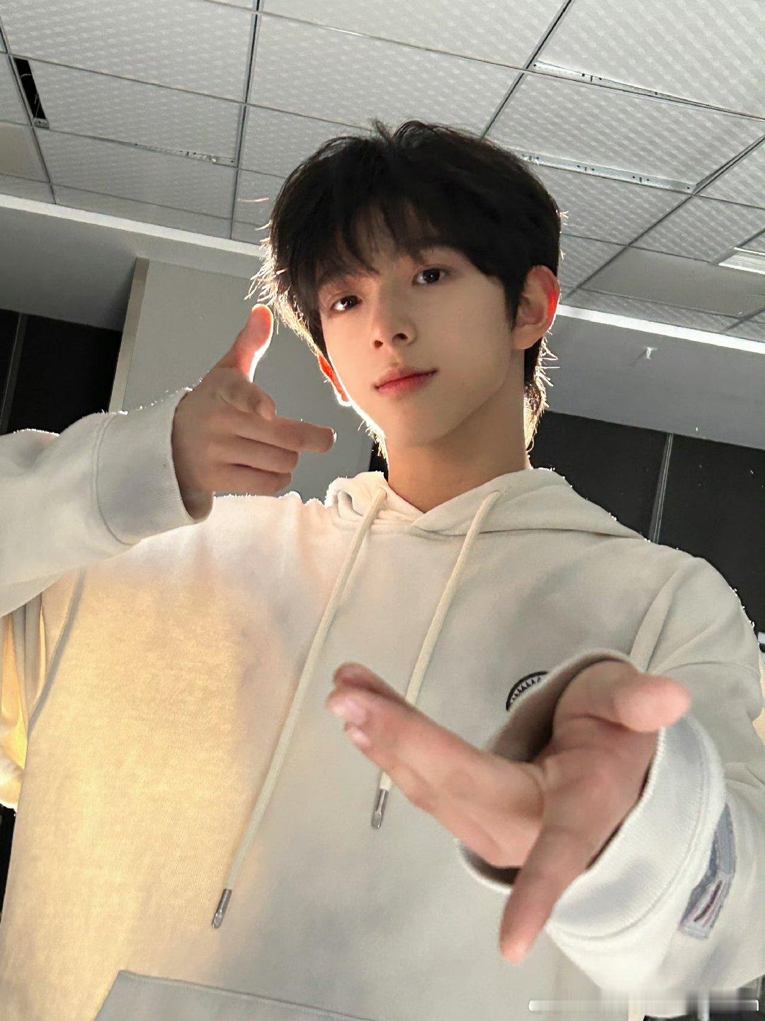 陈浚铭今天的拍照主题是神枪手陈浚铭神枪手主题营业中！ 少年锋芒藏不住的帅。 ​​