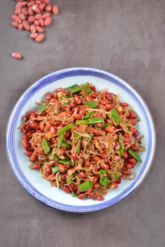 花生切丝这事儿，真的是脑洞大开啊！以前只知道花生能煮着吃、炒着吃、榨油，切丝这吃