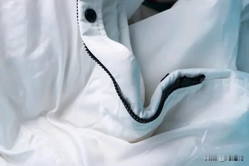 如何挑选优质羽绒服 如何挑选优质羽绒服
挑选优质羽绒服大有门道。首先看填充质量，