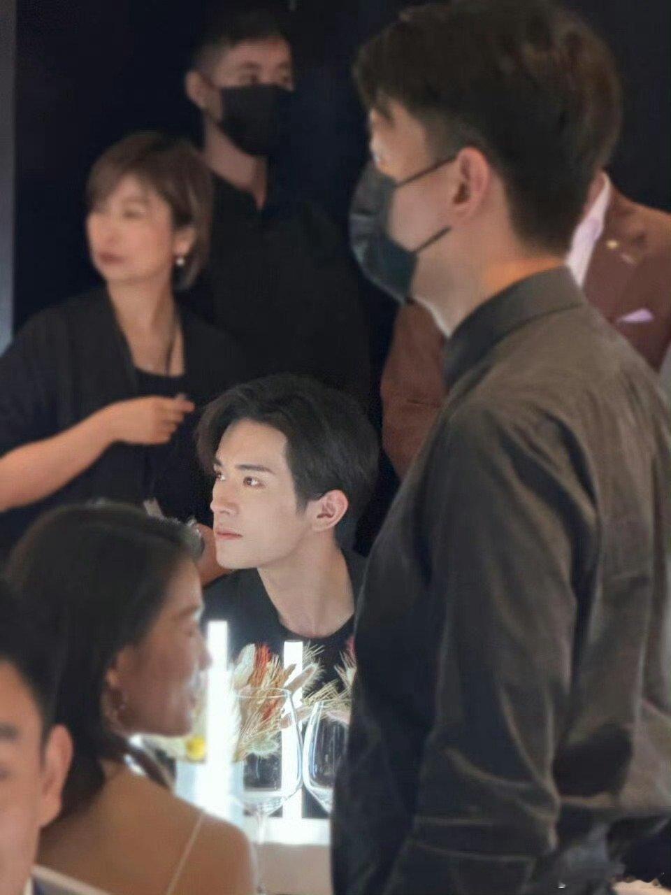 易烊千玺真的越来越有熟男的气质了 ​​​