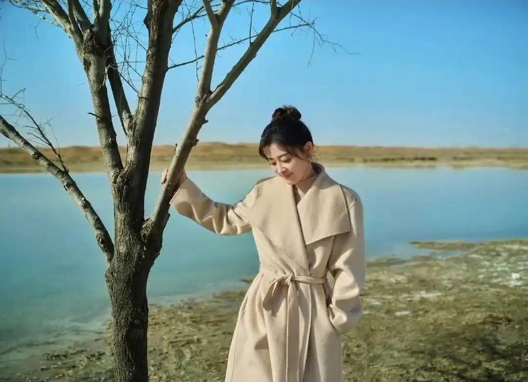 梅婷晒出了一组关于沙漠里的春天时尚主题大片，沙漠里的春天，沙漠里的梅婷，美翻了，