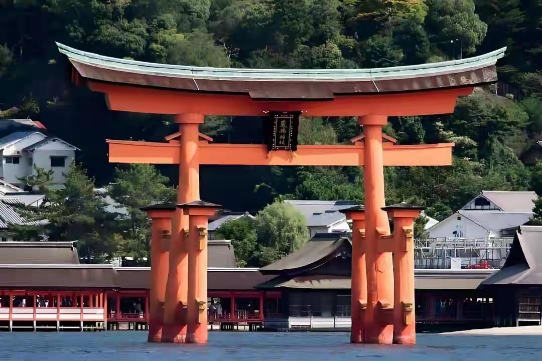 拜鬼是表，松绑核武器是里：高市早苗正在把日本往危险方向推

10月17日，靖国神