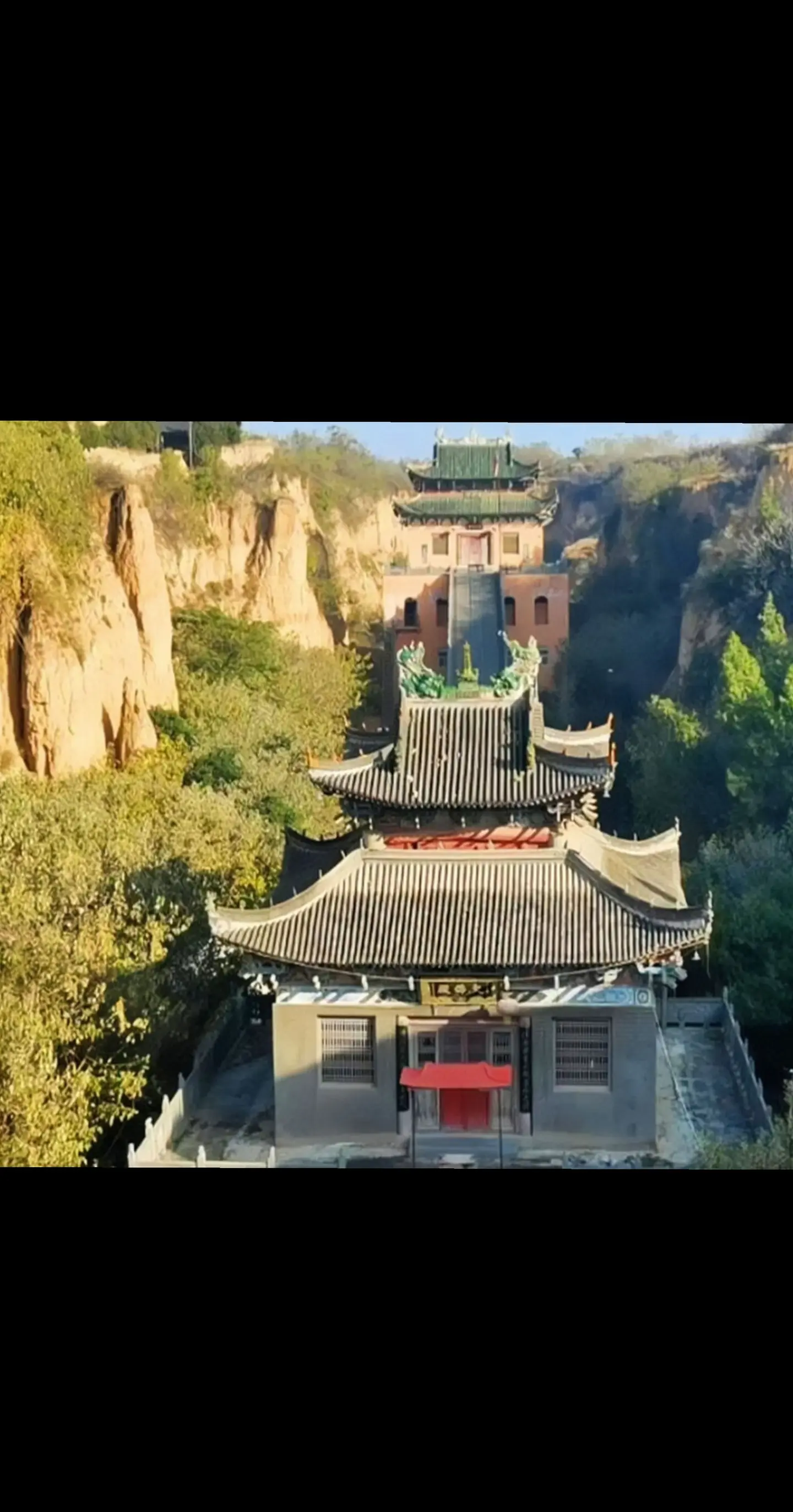 1928年河南地区暴雨不断，洛阳金村在暴雨的冲刷下，出现了古代墓穴，并...