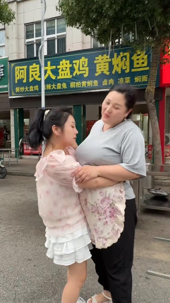 放开我，别人看见不好，我不在乎。