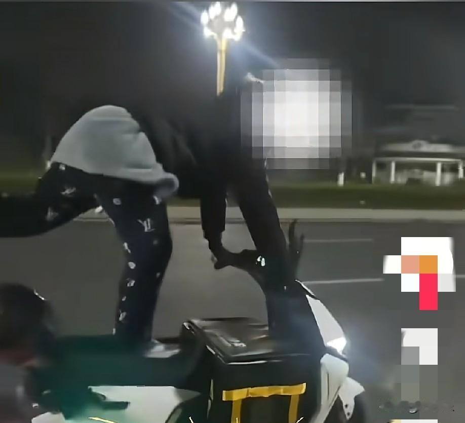 近日，四川南充一小伙在朋友圈发视频公开挑衅南充公安，视频中这名小伙骑着两轮电动车