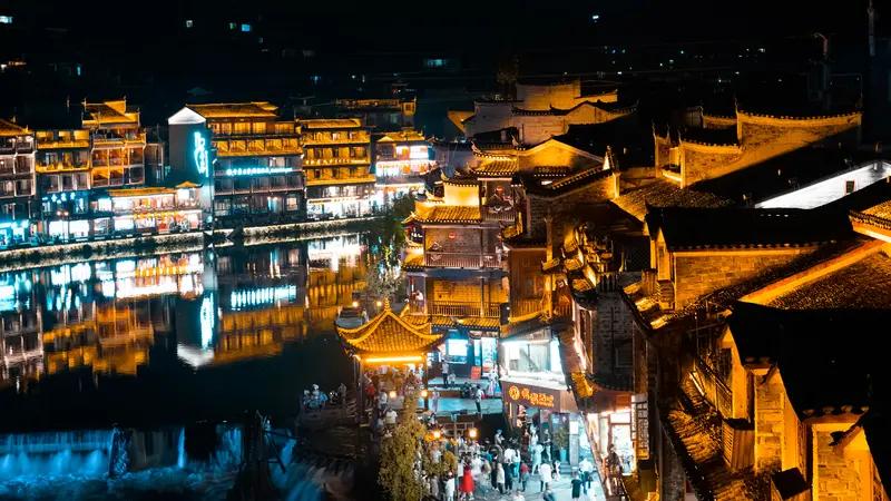 🚗 交通出行

· 高铁（首选）：直达“凤凰古城站”。出站后务必乘坐官方接驳车