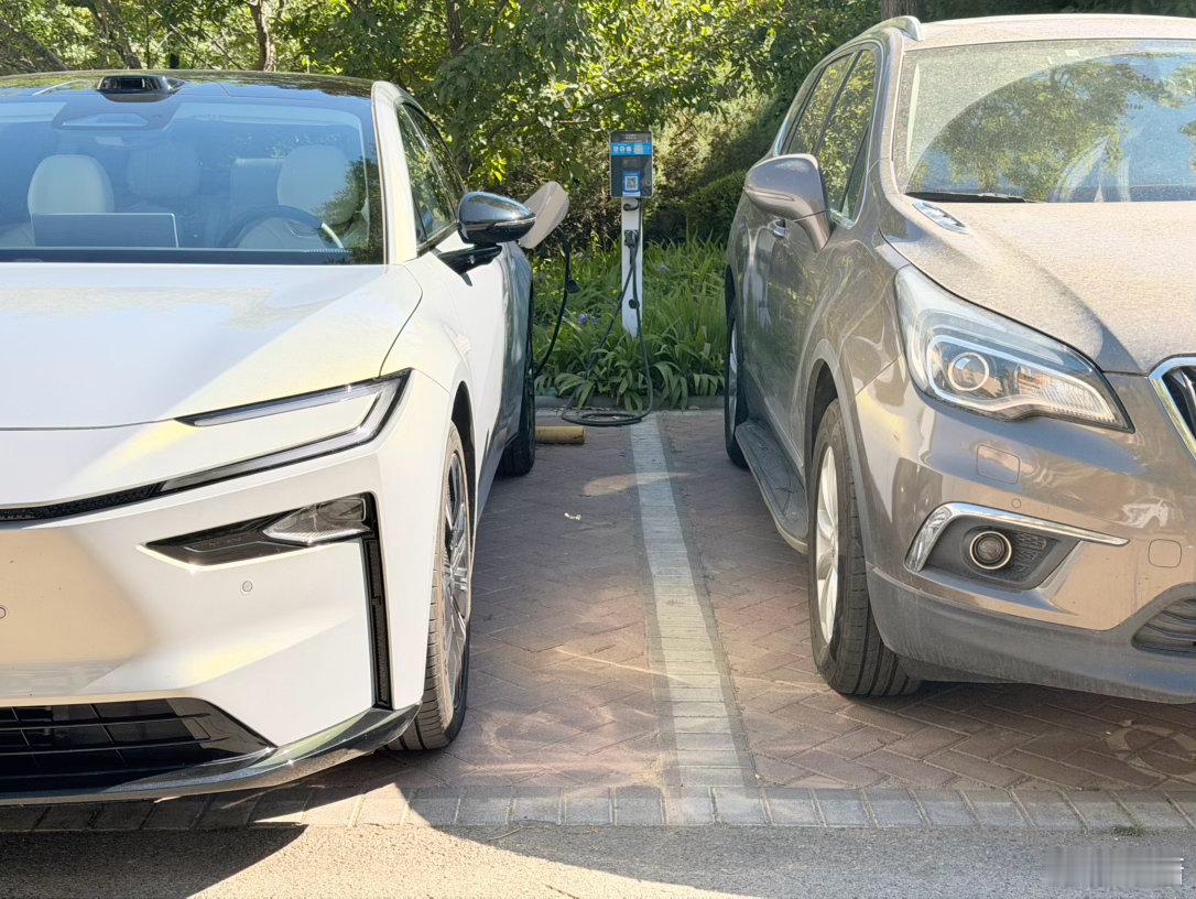 自动泊车这个车位位置选择，对于我们这种靠边车位喜欢离别的车远远的人来说太友好了！