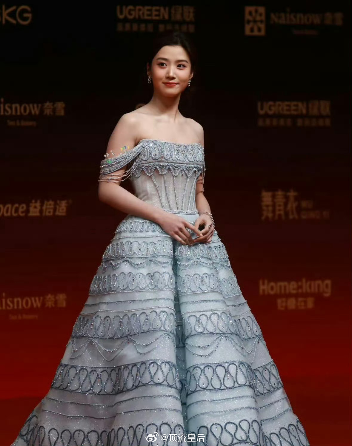 卢昱晓工作室是又因为出席活动造型灾难被吐槽上热搜了吗？拷打工作室有什么用…… 